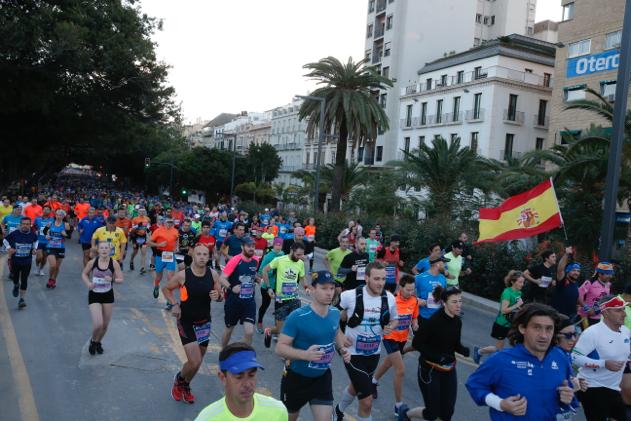 4.200 corredores han participado en la prueba este domingo. EN la imagen, los corredores, atravesando la Alameda Principal