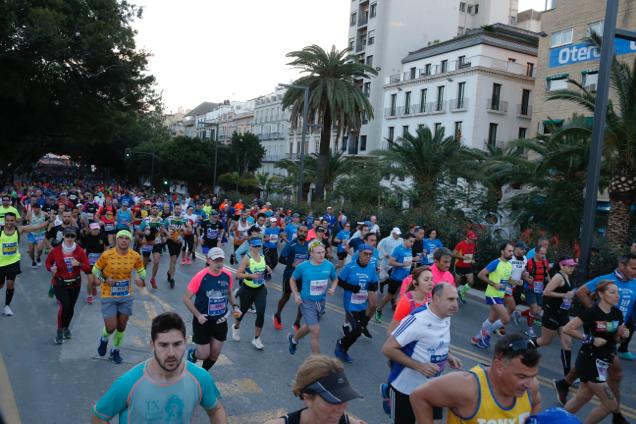 4.200 corredores han participado en la prueba este domingo. EN la imagen, los corredores, atravesando la Alameda Principal