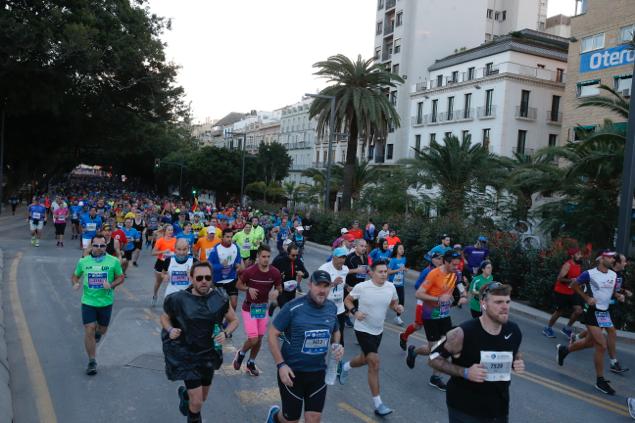 4.200 corredores han participado en la prueba este domingo. EN la imagen, los corredores, atravesando la Alameda Principal