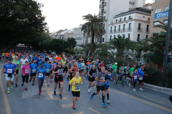 4.200 corredores han participado en la prueba este domingo. EN la imagen, los corredores, atravesando la Alameda Principal