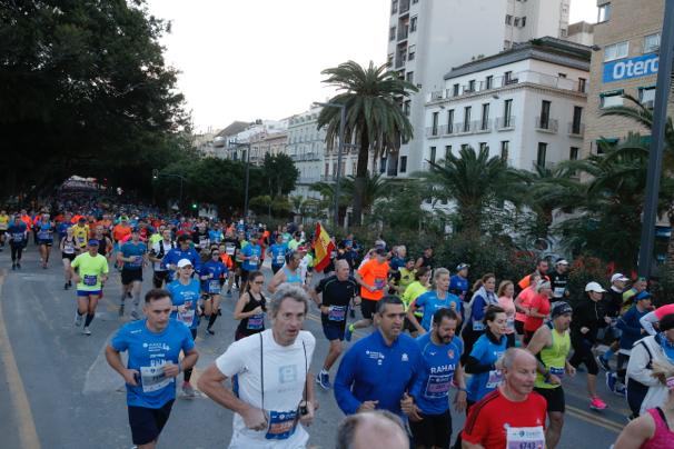 4.200 corredores han participado en la prueba este domingo. EN la imagen, los corredores, atravesando la Alameda Principal