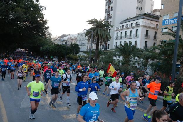 4.200 corredores han participado en la prueba este domingo. EN la imagen, los corredores, atravesando la Alameda Principal