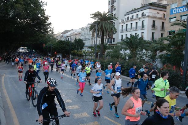 4.200 corredores han participado en la prueba este domingo. EN la imagen, los corredores, atravesando la Alameda Principal