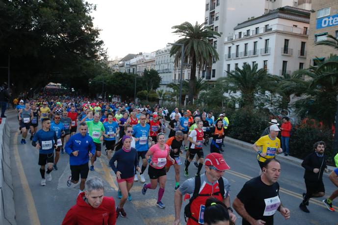 4.200 corredores han participado en la prueba este domingo. EN la imagen, los corredores, atravesando la Alameda Principal