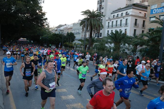 4.200 corredores han participado en la prueba este domingo. EN la imagen, los corredores, atravesando la Alameda Principal