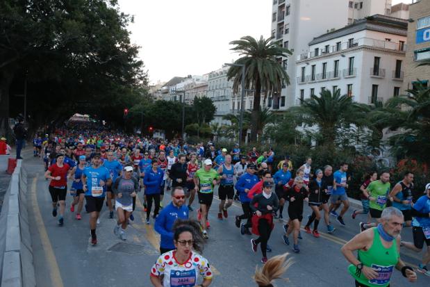 4.200 corredores han participado en la prueba este domingo. EN la imagen, los corredores, atravesando la Alameda Principal