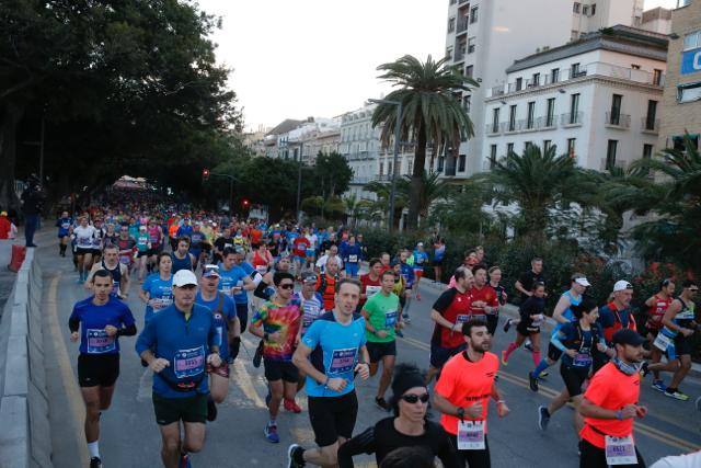 4.200 corredores han participado en la prueba este domingo. EN la imagen, los corredores, atravesando la Alameda Principal