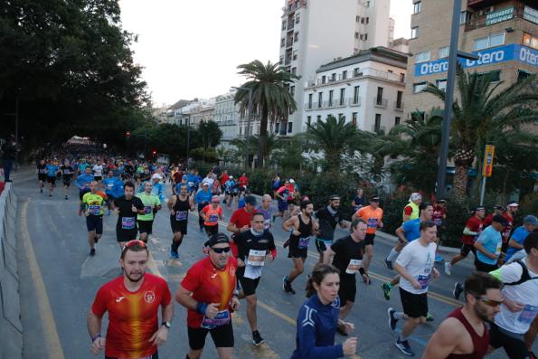 4.200 corredores han participado en la prueba este domingo. EN la imagen, los corredores, atravesando la Alameda Principal