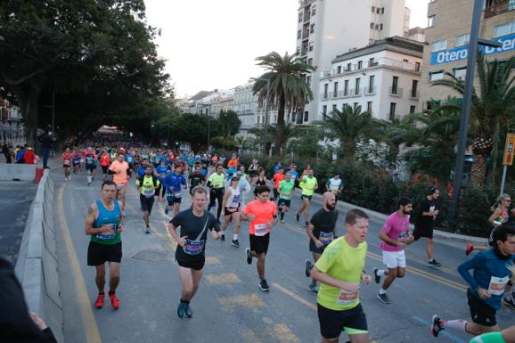 4.200 corredores han participado en la prueba este domingo. EN la imagen, los corredores, atravesando la Alameda Principal