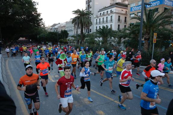 4.200 corredores han participado en la prueba este domingo. EN la imagen, los corredores, atravesando la Alameda Principal