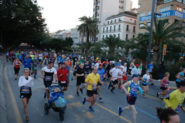 4.200 corredores han participado en la prueba este domingo. EN la imagen, los corredores, atravesando la Alameda Principal