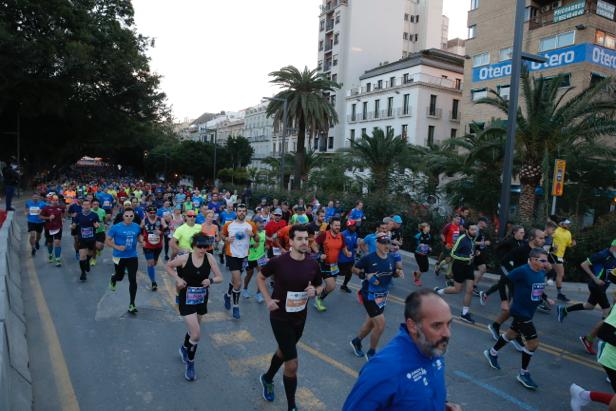 4.200 corredores han participado en la prueba este domingo. EN la imagen, los corredores, atravesando la Alameda Principal