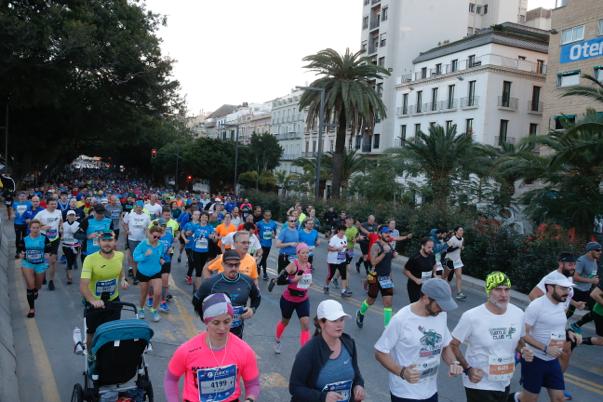 4.200 corredores han participado en la prueba este domingo. EN la imagen, los corredores, atravesando la Alameda Principal