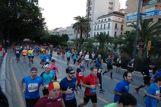 4.200 corredores han participado en la prueba este domingo. EN la imagen, los corredores, atravesando la Alameda Principal