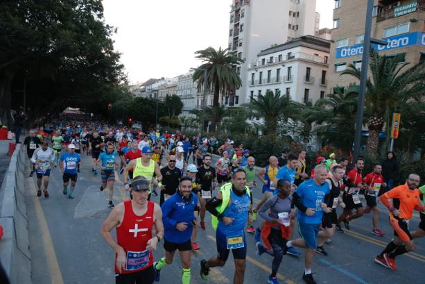 4.200 corredores han participado en la prueba este domingo. EN la imagen, los corredores, atravesando la Alameda Principal