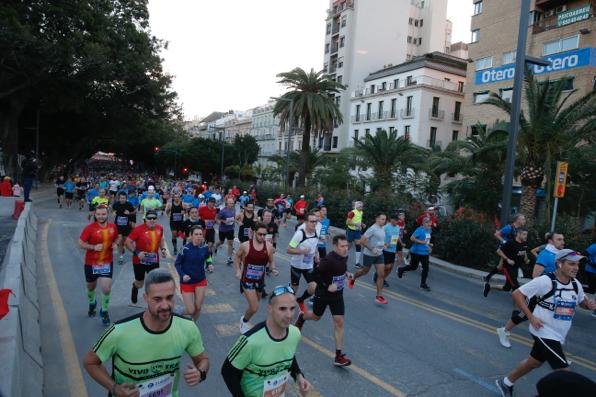 4.200 corredores han participado en la prueba este domingo. EN la imagen, los corredores, atravesando la Alameda Principal