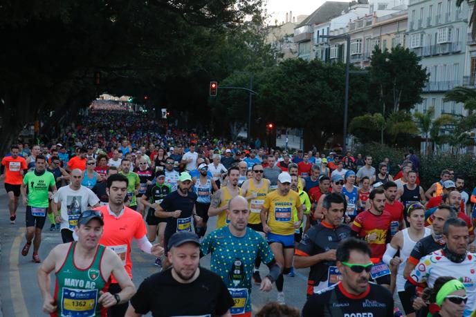 4.200 corredores han participado en la prueba este domingo. EN la imagen, los corredores, atravesando la Alameda Principal