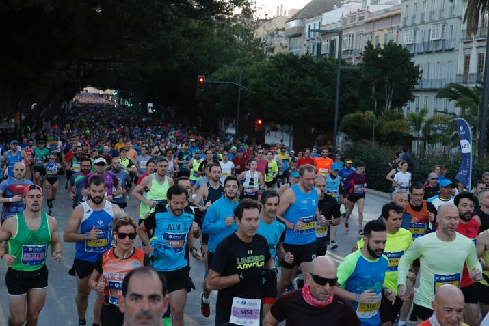 4.200 corredores han participado en la prueba este domingo. EN la imagen, los corredores, atravesando la Alameda Principal