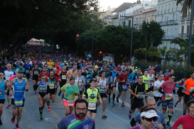 4.200 corredores han participado en la prueba este domingo. EN la imagen, los corredores, atravesando la Alameda Principal