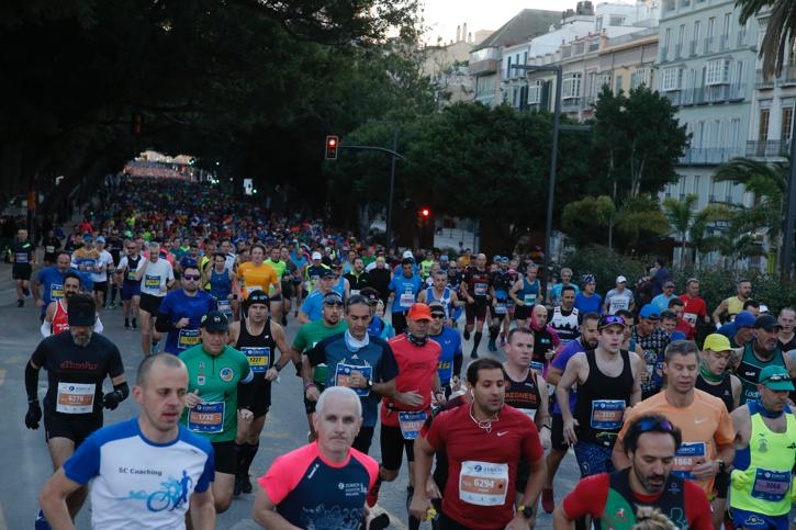 4.200 corredores han participado en la prueba este domingo. EN la imagen, los corredores, atravesando la Alameda Principal