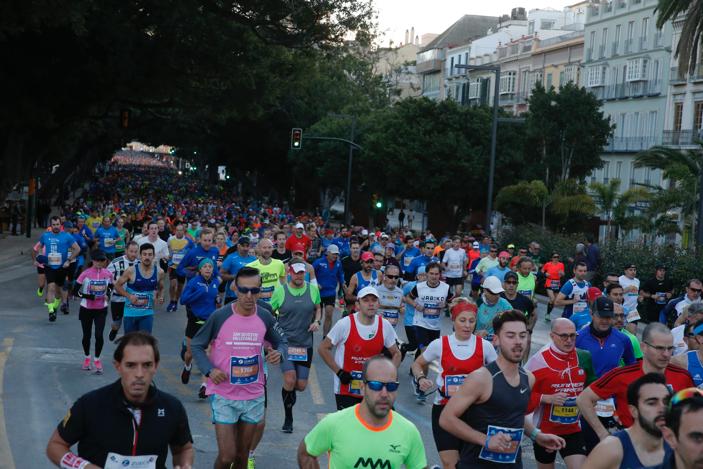 4.200 corredores han participado en la prueba este domingo. EN la imagen, los corredores, atravesando la Alameda Principal