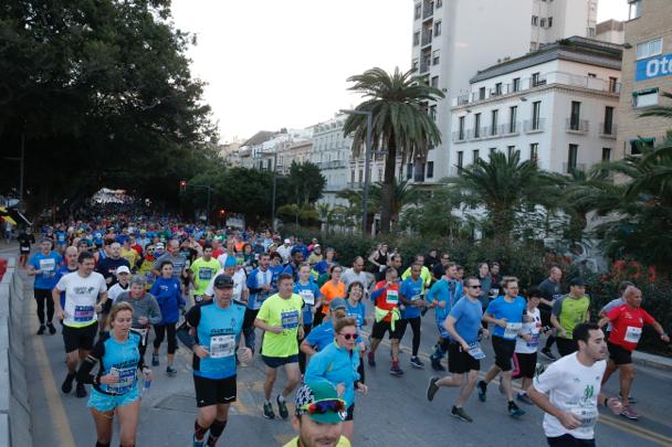 4.200 corredores han participado en la prueba este domingo. EN la imagen, los corredores, atravesando la Alameda Principal