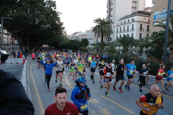 4.200 corredores han participado en la prueba este domingo. EN la imagen, los corredores, atravesando la Alameda Principal