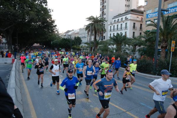 4.200 corredores han participado en la prueba este domingo. EN la imagen, los corredores, atravesando la Alameda Principal