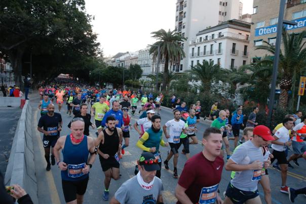 4.200 corredores han participado en la prueba este domingo. EN la imagen, los corredores, atravesando la Alameda Principal