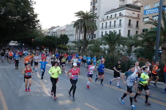 4.200 corredores han participado en la prueba este domingo. EN la imagen, los corredores, atravesando la Alameda Principal