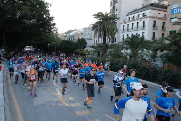 4.200 corredores han participado en la prueba este domingo. EN la imagen, los corredores, atravesando la Alameda Principal