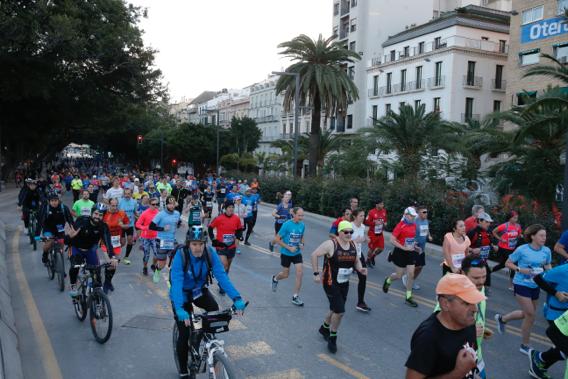 4.200 corredores han participado en la prueba este domingo. EN la imagen, los corredores, atravesando la Alameda Principal