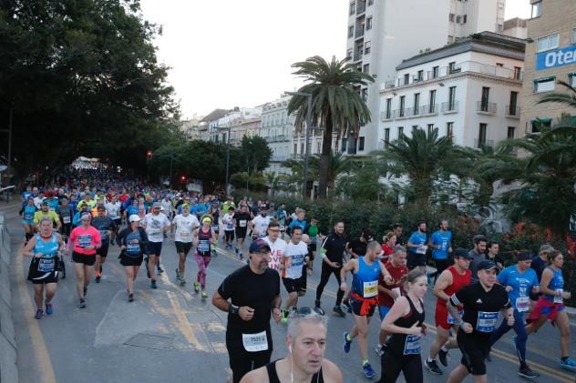 4.200 corredores han participado en la prueba este domingo. EN la imagen, los corredores, atravesando la Alameda Principal