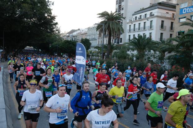 4.200 corredores han participado en la prueba este domingo. EN la imagen, los corredores, atravesando la Alameda Principal