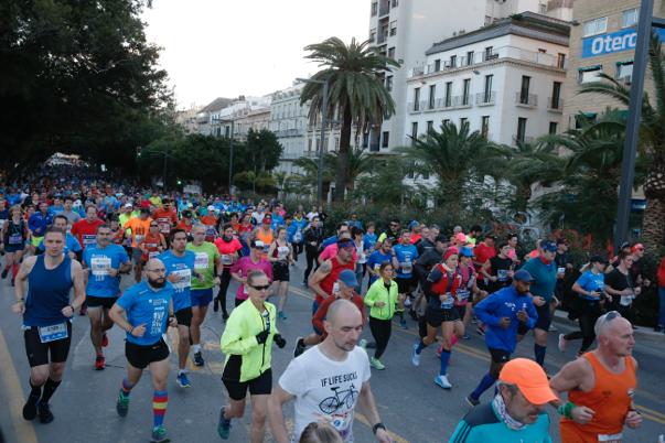 4.200 corredores han participado en la prueba este domingo. EN la imagen, los corredores, atravesando la Alameda Principal