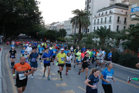 4.200 corredores han participado en la prueba este domingo. EN la imagen, los corredores, atravesando la Alameda Principal