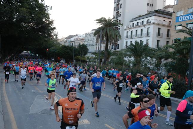 4.200 corredores han participado en la prueba este domingo. EN la imagen, los corredores, atravesando la Alameda Principal