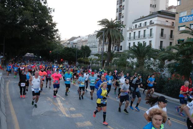 4.200 corredores han participado en la prueba este domingo. EN la imagen, los corredores, atravesando la Alameda Principal