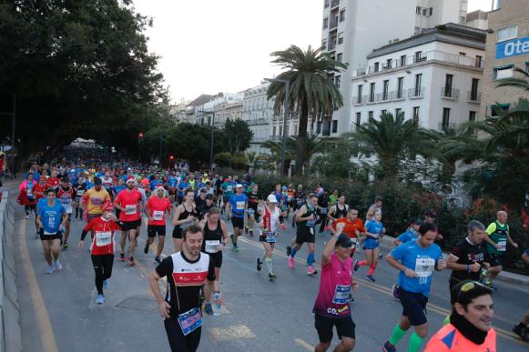 4.200 corredores han participado en la prueba este domingo. EN la imagen, los corredores, atravesando la Alameda Principal