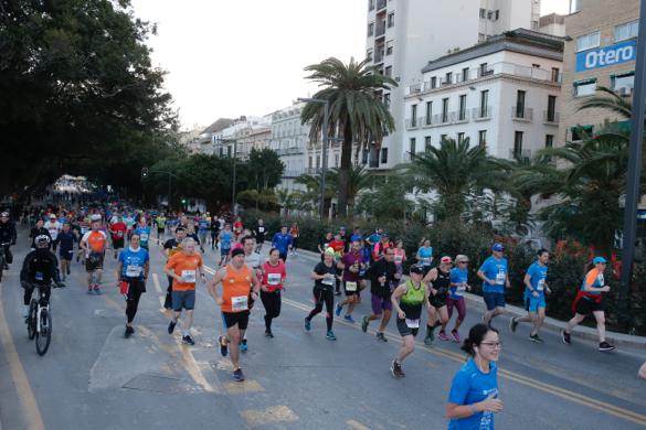 4.200 corredores han participado en la prueba este domingo. EN la imagen, los corredores, atravesando la Alameda Principal