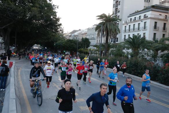 4.200 corredores han participado en la prueba este domingo. EN la imagen, los corredores, atravesando la Alameda Principal