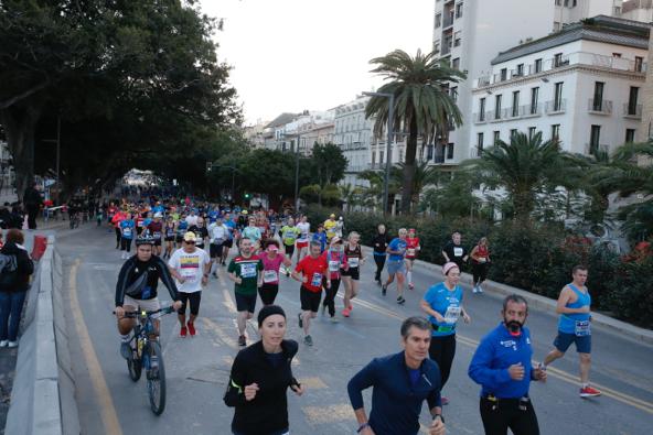 4.200 corredores han participado en la prueba este domingo. EN la imagen, los corredores, atravesando la Alameda Principal