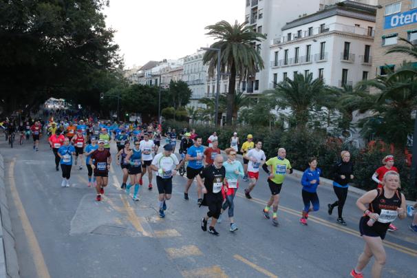 4.200 corredores han participado en la prueba este domingo. EN la imagen, los corredores, atravesando la Alameda Principal