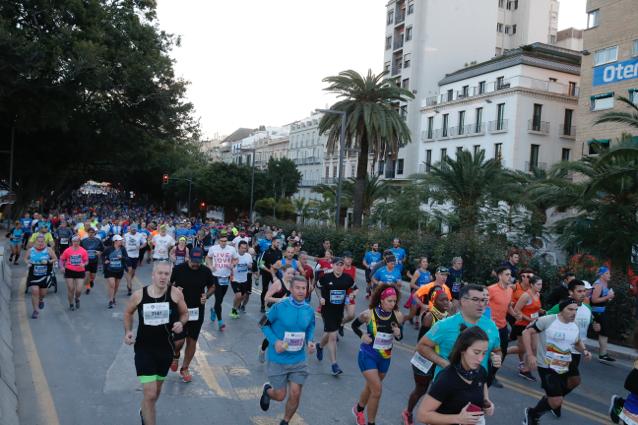 4.200 corredores han participado en la prueba este domingo. EN la imagen, los corredores, atravesando la Alameda Principal