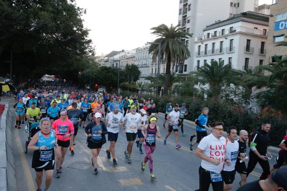 4.200 corredores han participado en la prueba este domingo. EN la imagen, los corredores, atravesando la Alameda Principal