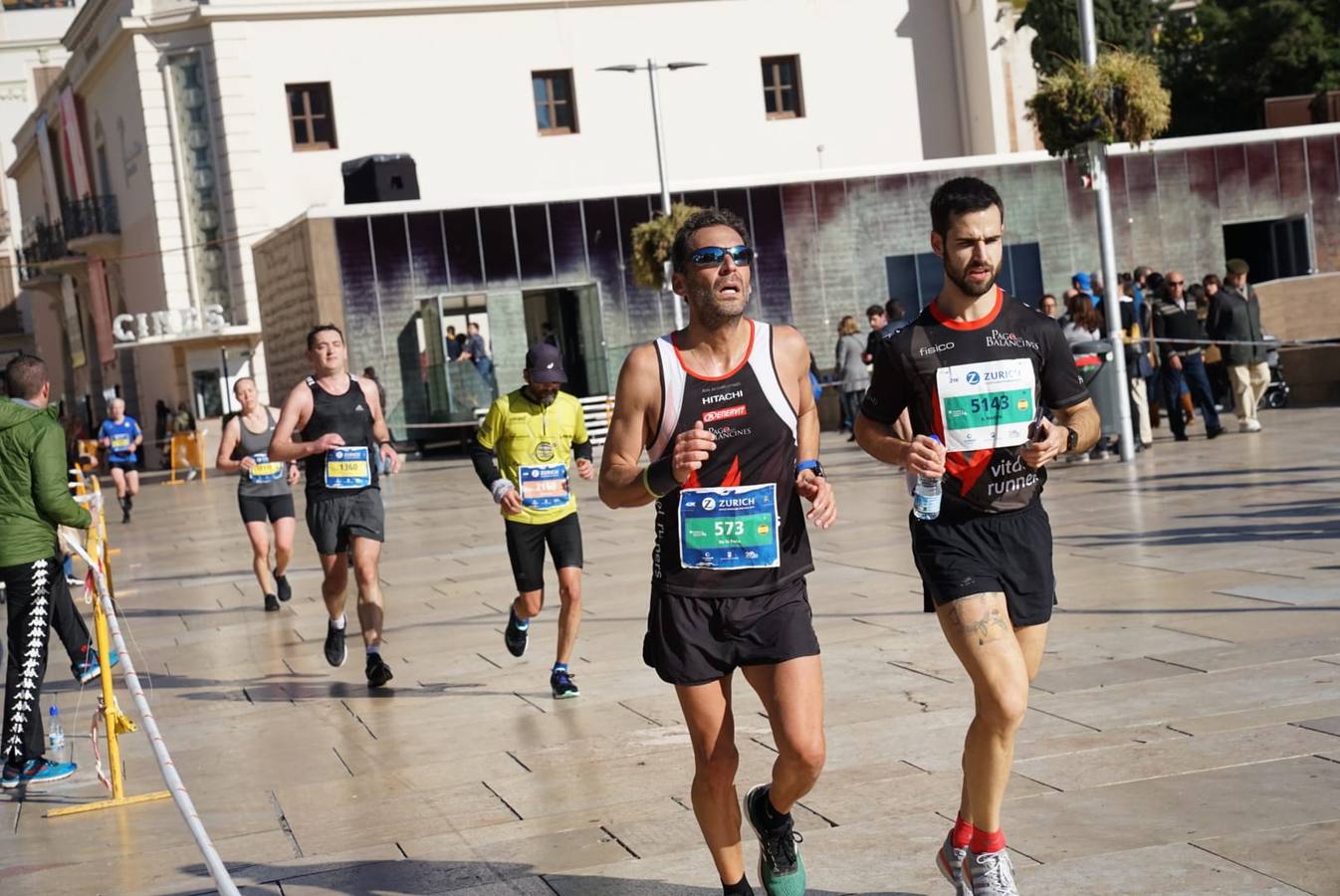 Los corredores, atravesando calle Alcazabilla y el palacio de la Aduana.