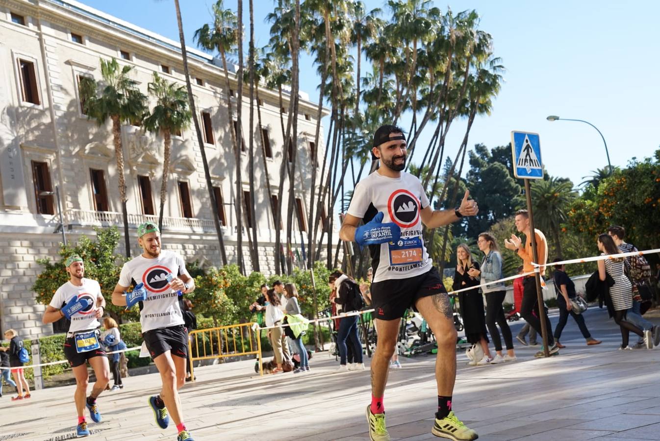 Los corredores, atravesando calle Alcazabilla y el palacio de la Aduana.