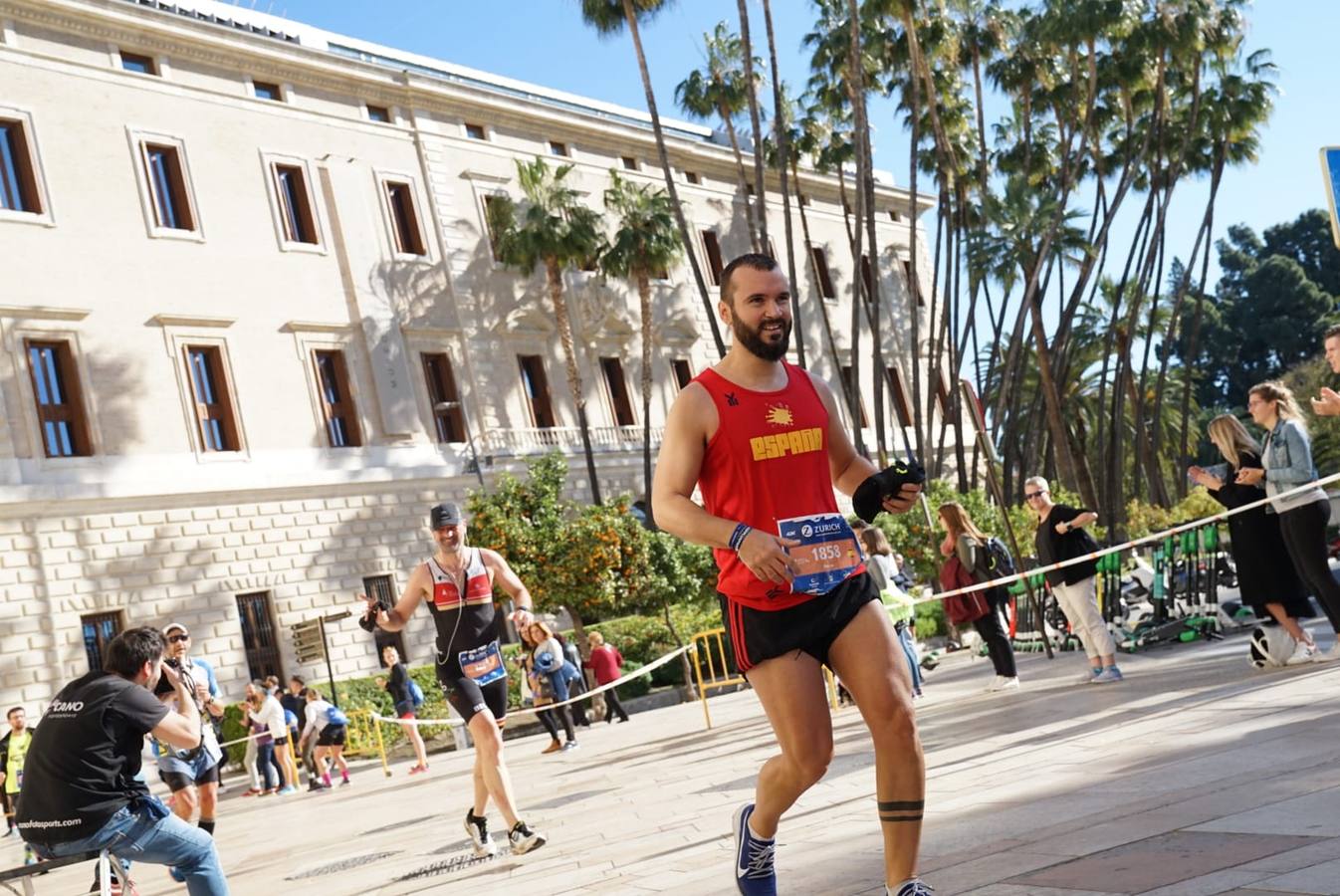 Los corredores, atravesando calle Alcazabilla y el palacio de la Aduana.