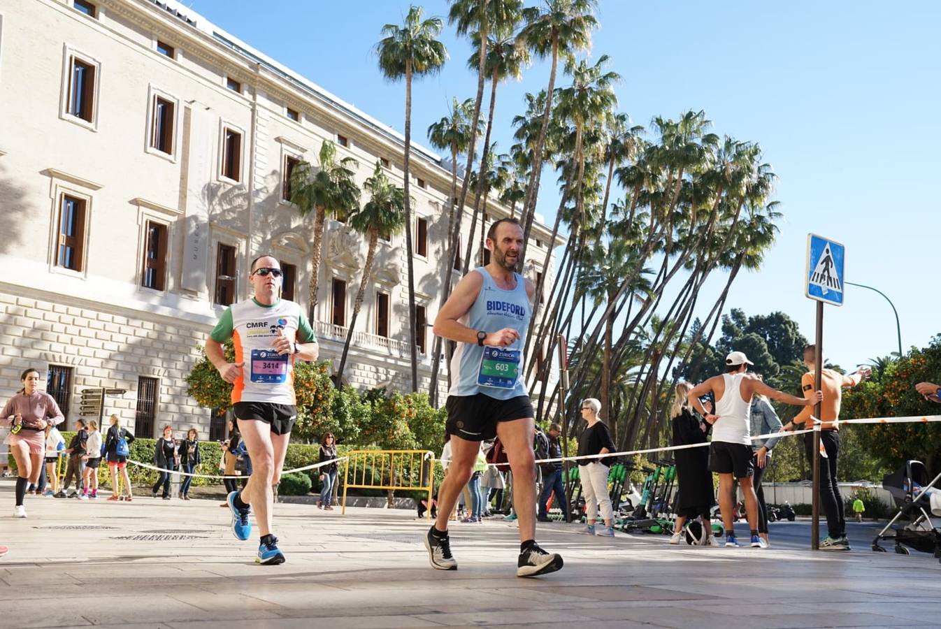 Los corredores, atravesando calle Alcazabilla y el palacio de la Aduana.