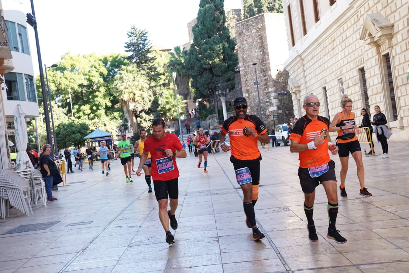 Los corredores, atravesando calle Alcazabilla y el palacio de la Aduana.